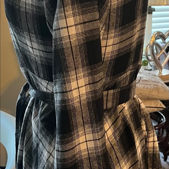 Size large black & white button down long sleeve plaid shirt dress with belt. - Picture 4 of 6